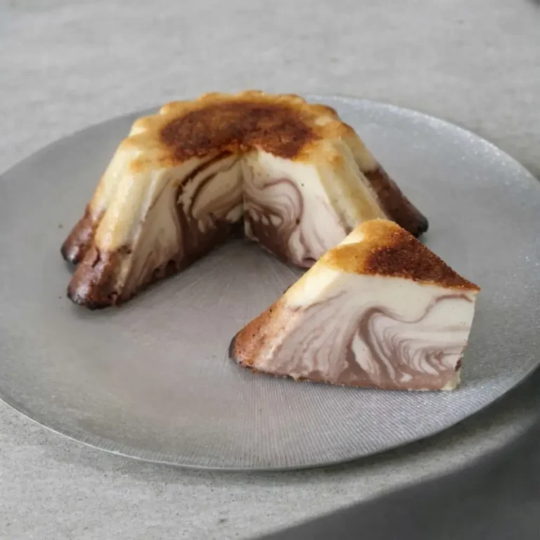 Flan marbré vanille et cacao coupé en part, présenté sur une assiette