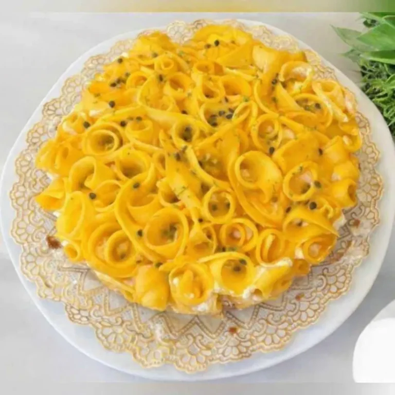 Tarte mangue passion avec décor en spirales de mangue et grains de passion
