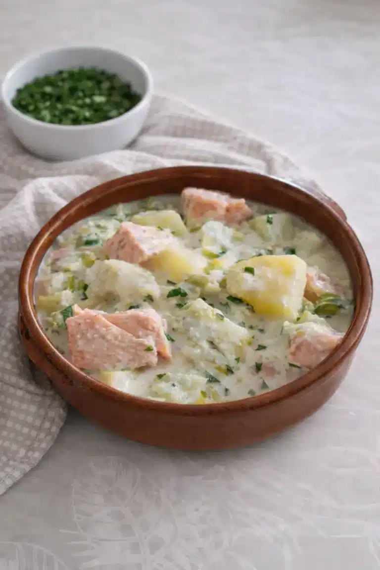 Cassolettes de saumon avec morceaux de légumes dans plat individuel