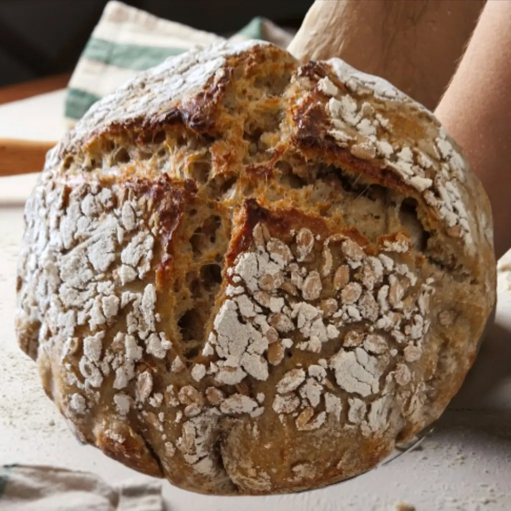 pain au levain épeautre cocotte avec grigne en croix, croûte farinée et flocons d’avoine