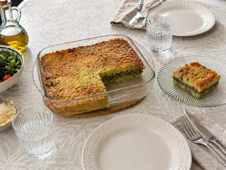 Parmentier de brocolis maison gratiné, purée de brocoli et pommes de terre avec viande hachée, plat entier et part servie
