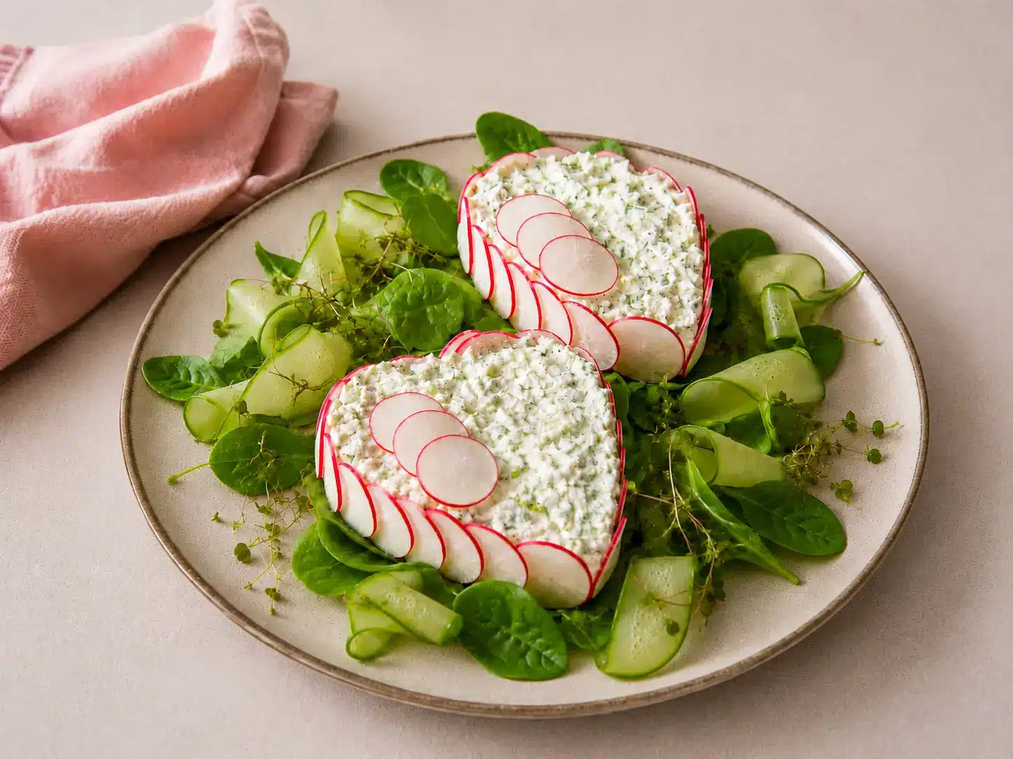 Cœurs de fromage frais, radis et concombre