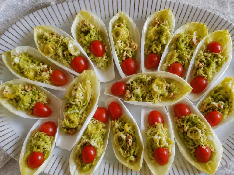 endives garnies au légume secret servies en bouchées avec tomates cerises et noix concassées