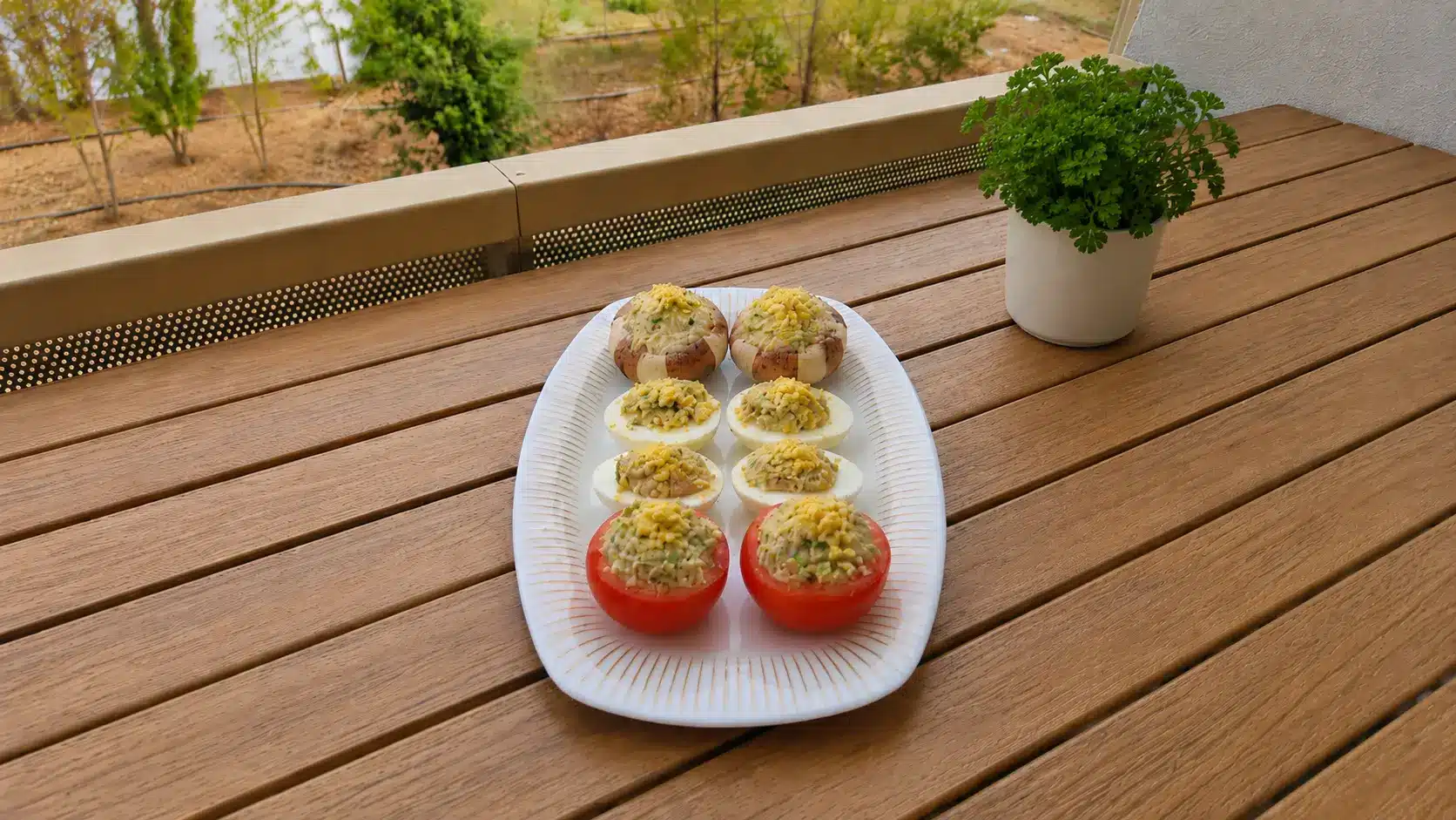 insaladilla rusa légère dans des œufs, tomates et champignons farcis