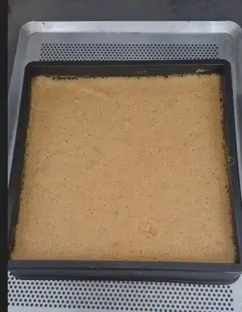 guimauves de pommes dans un plat rectangulaire noir sur un plateau aluminium
