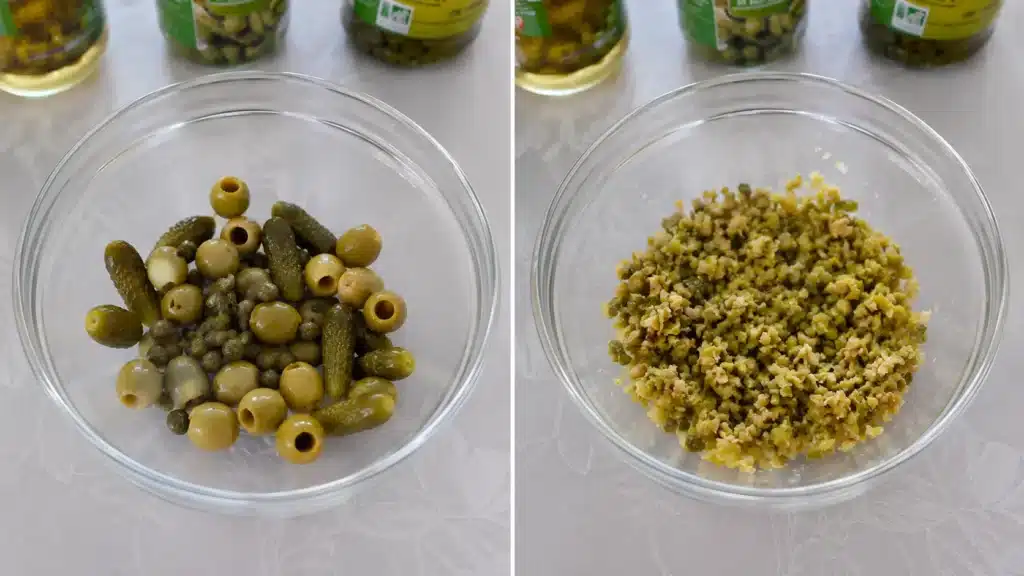 Olives vertes, cornichons et câpres avant et après hachage pour les légumes farcis, ensaladilla rusa