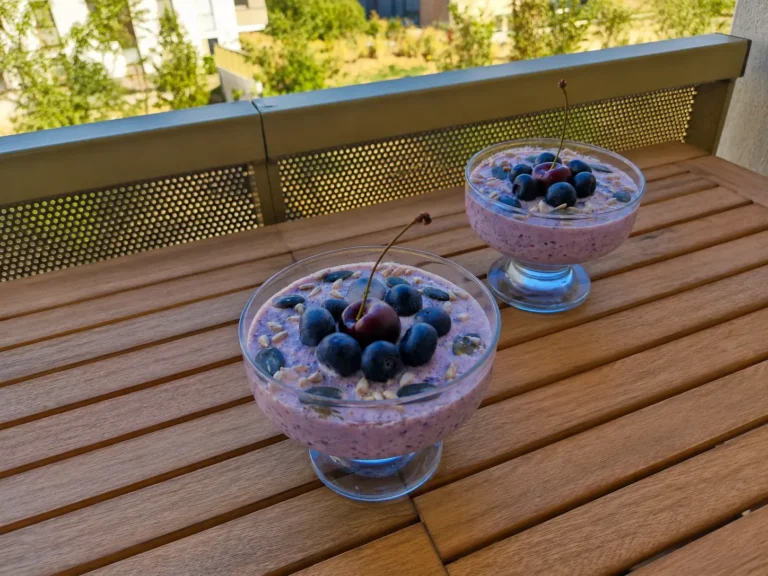 porridge de graines de chia aux myrtilles servi dans des coupes avec graines de courge et graines de tournesol