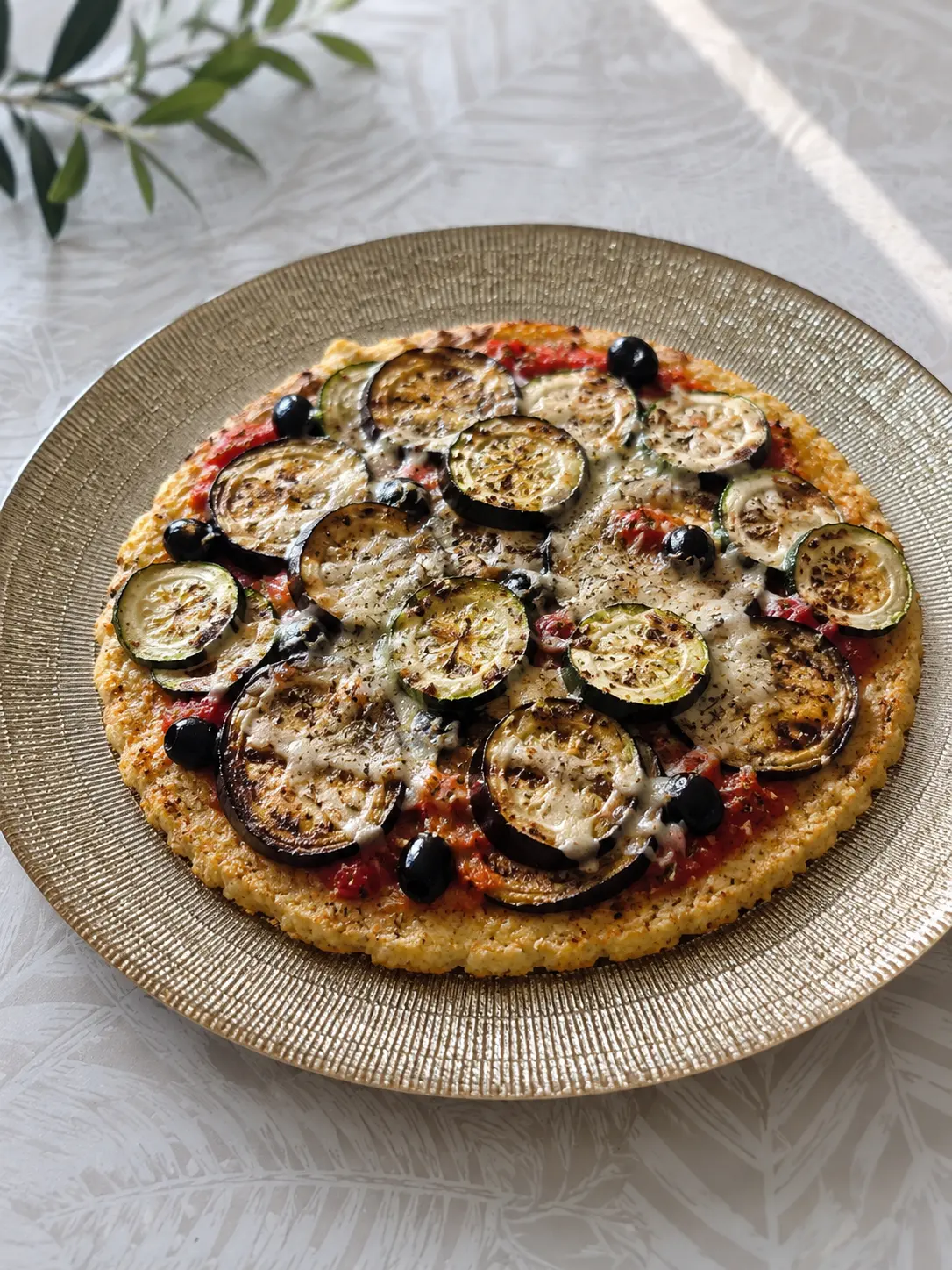 Rizza aux légumes grillés, fond de riz doré, aubergines et courgettes grillées, olives noires et légère touche de mozzarella.