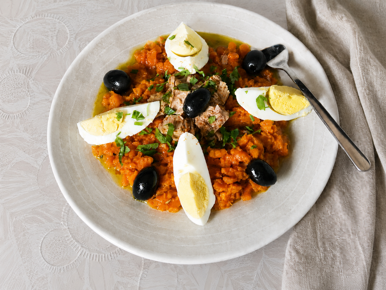 Salade de carottes épicées du Maghreb au cumin, thon, œufs et olives
